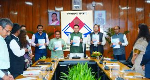 The Setu Commission submitted a report based on in-depth analysis towards the empowerment of urban bodies to Chief Minister Shri Pushkar Singh Dhami at the Secretariat on Wednesday. While handing over the report, Vice Chairman of the Setu Commission, Shri Raj Shekhar Joshi said that suggestions have been given towards making the Municipal Corporation and bodies self-reliant and empowered, urban development of the state and improving the problems of the cities. The key points of the report are to increase financial autonomy and revenue raising capacity to make the bodies self-reliant and to transfer 18 functions (such as water supply, public health, urban planning) included in the 12th Schedule of the Indian Constitution to the bodies. The report recommends promoting smart governance, GIS mapping and data-based decision making for technological innovation. Organizing training programs for the employees and elected representatives of the bodies has been suggested. The report also provides detailed information about the reforms made in this direction in states like Maharashtra, Madhya Pradesh, Odisha etc. Suggestions have also been given to effectively adapt the models of successful urban bodies of the country to the specific needs of Uttarakhand. The report also mentions giving priority to the opinion of the common people in disaster-resistant planning and landslide management planning. On this occasion, Cabinet Minister Dr. Dhan Singh Rawat, Chief Secretary Mr. Anand Bardhan, CEO of Setu Commission Mr. Shatrughan Singh, Secretary Urban Development Secretary Mr. Nitesh Jha, Mrs. Radhika Jha, Mr. Chandresh Yadav, Dr. Bhavana Sindhe, Dr. Priya Bhardwaj, Mr. Ankit Kumar and Shahzad Ahmed Malik from Setu Commission were present.